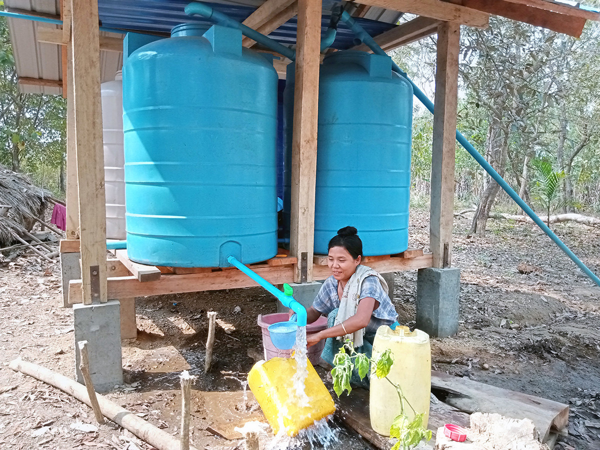 Naw Paw Gay from Ta Bu Kho Lay village now fetches water from tanks near her house © CPM.