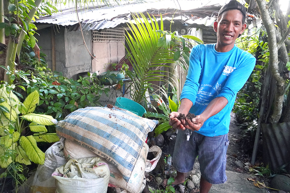 Rodel from VPO with compost for their organic rice crop © E-CARE.