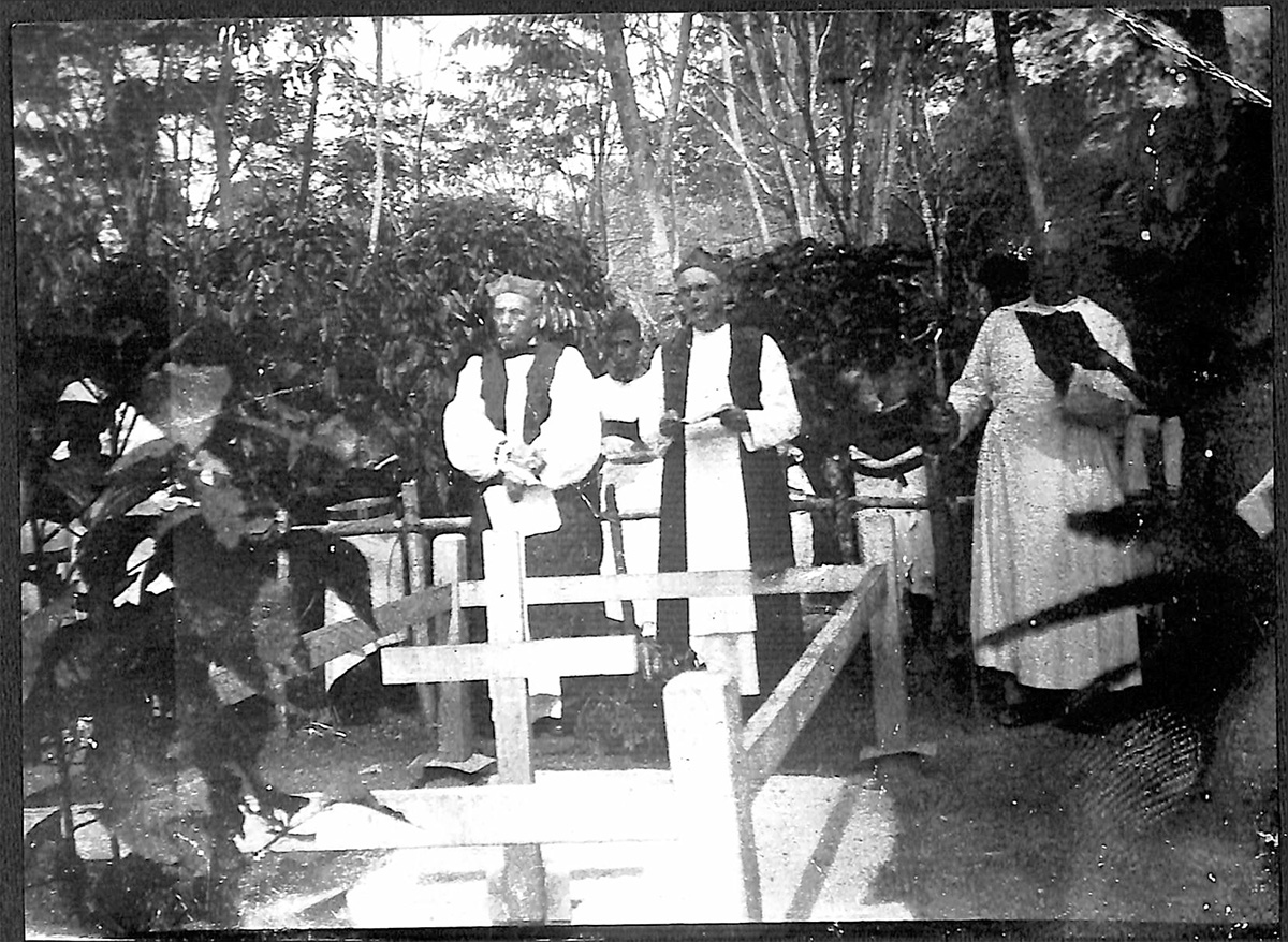 Photograph of the graves of May Hayman and Mavis Parkinson.