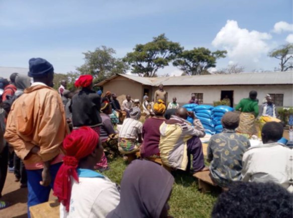 Displaced people in the Democratic Republic of Congo wait to receive food relief from the Anglican Church in DRC. © l'Église anglicane du Congo. Used with permission.