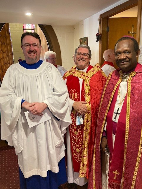 ABM’s Robert McLean (L) with Fr Jeff Parker and Bishop Reginald Makele at St Luke’s, Enmore (Diocese of Sydney). © Edwina Waddy. Used with permission.