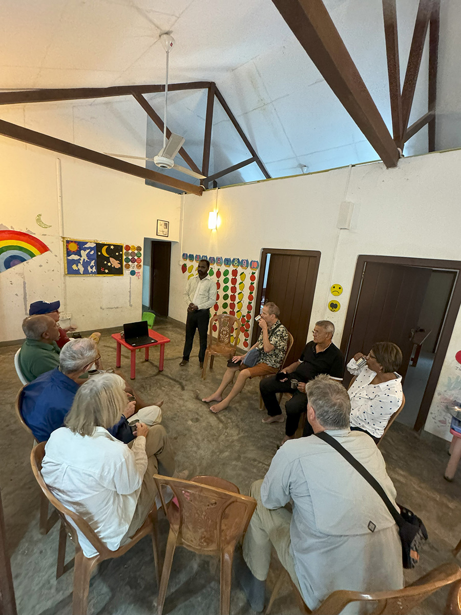 Pilgrims hearing the story of Oppuravillam.