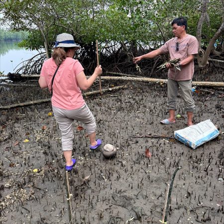 Women propagating local mangroves. © Lina Magallanes/ABM.